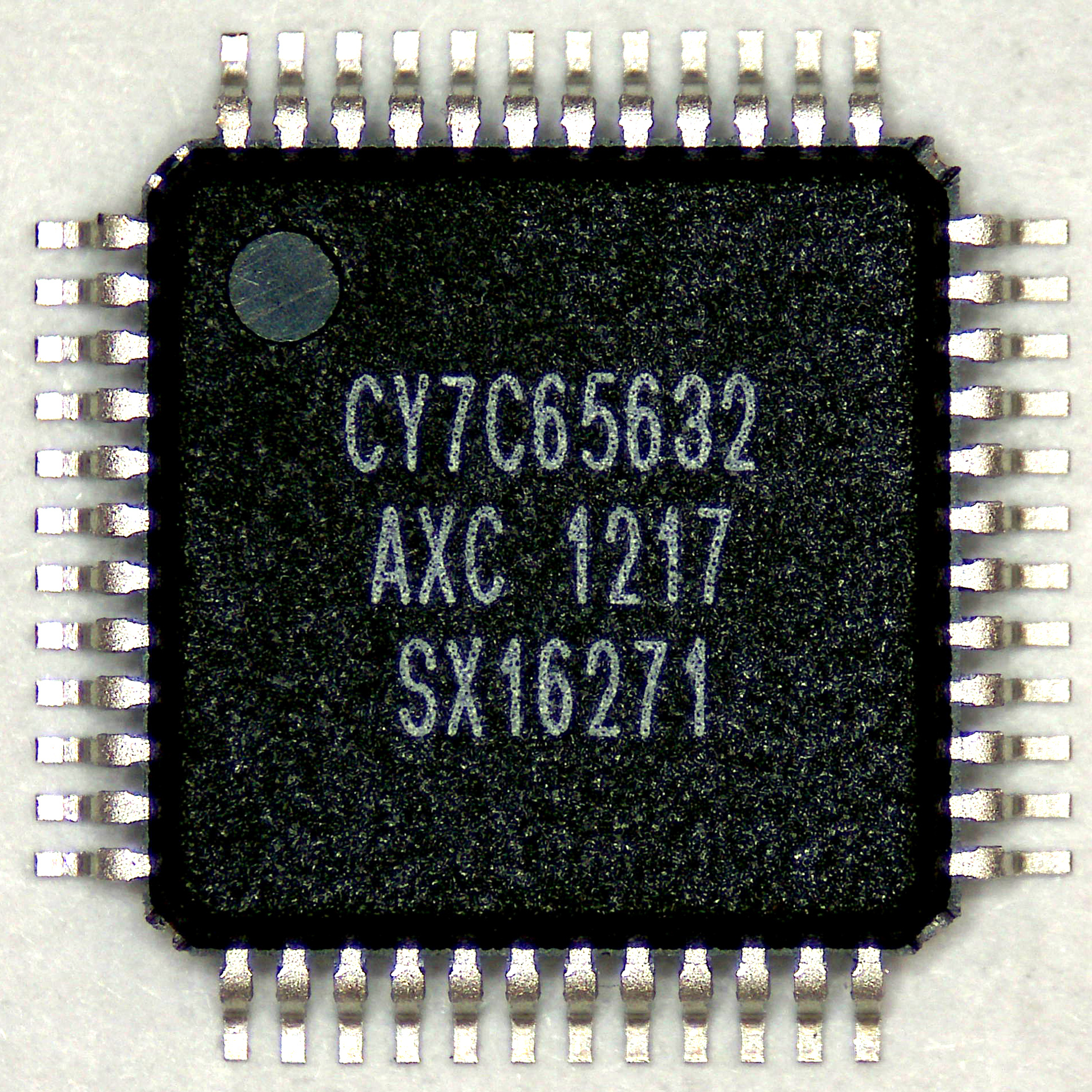 CY7C65632-48AXC  Microcontroller